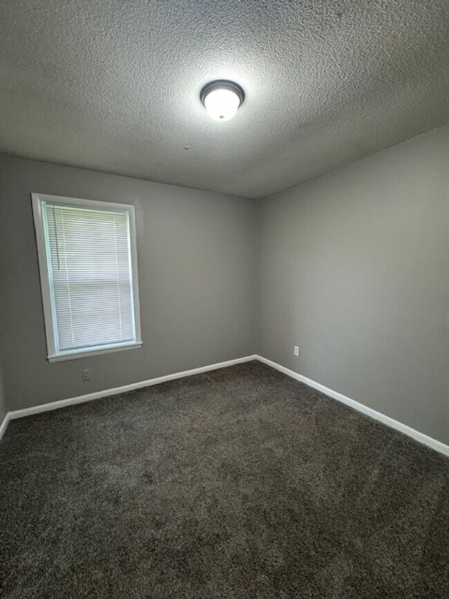 Building Photo - CREEKWOOD