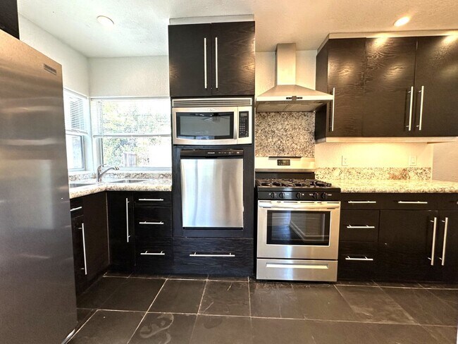 Building Photo - North Park/Hillcrest- Modern and Spacious 2 Bedroom with 2 Car Garage, Washer/Dryer and AC.