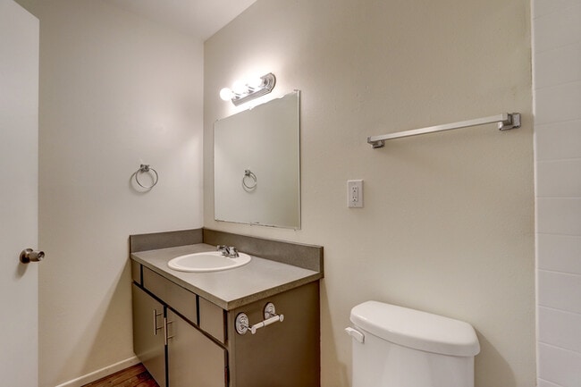 Building Photo - Look no Further, Tyee offers a SUPER 1bed/...