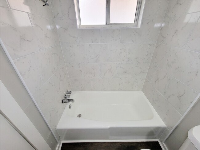 Building Photo - 6439 Oaknut Dr