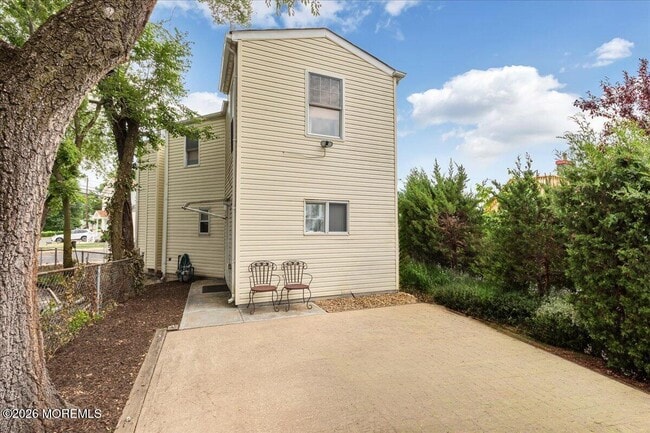 Building Photo - 109 Poole Ave