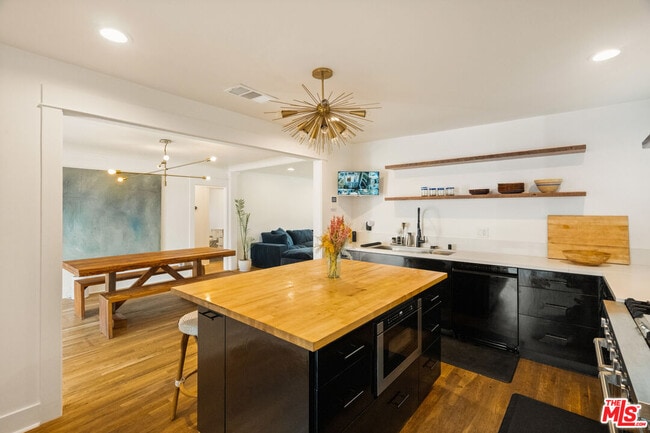 Building Photo - 6031 Mesa Ave