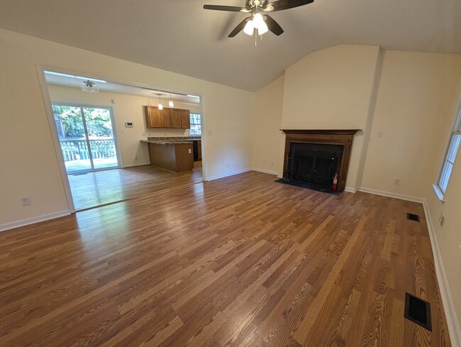 Building Photo - 1605 Hillhaven Rd
