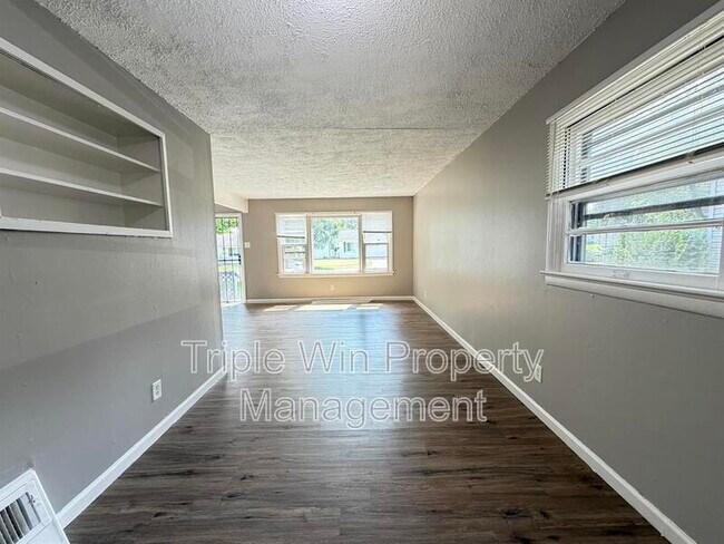 Building Photo - 1113 Highmont Dr