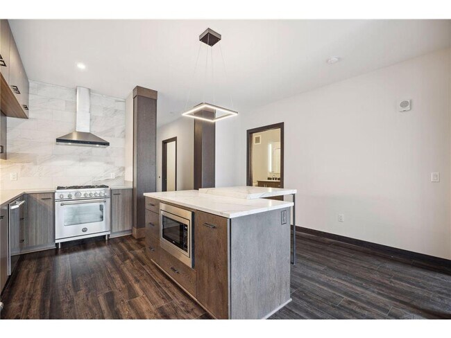 Building Photo - 253 Lake St E