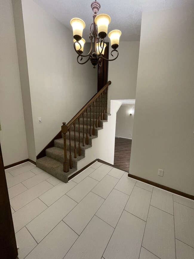 Building Photo - 6 Bed 2.5 Bath 2 Car Garage