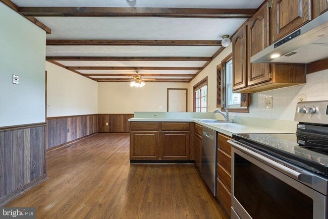 Building Photo - 8332 Hilltop Ave
