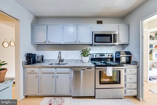 Building Photo - 2300 Pimmit Dr