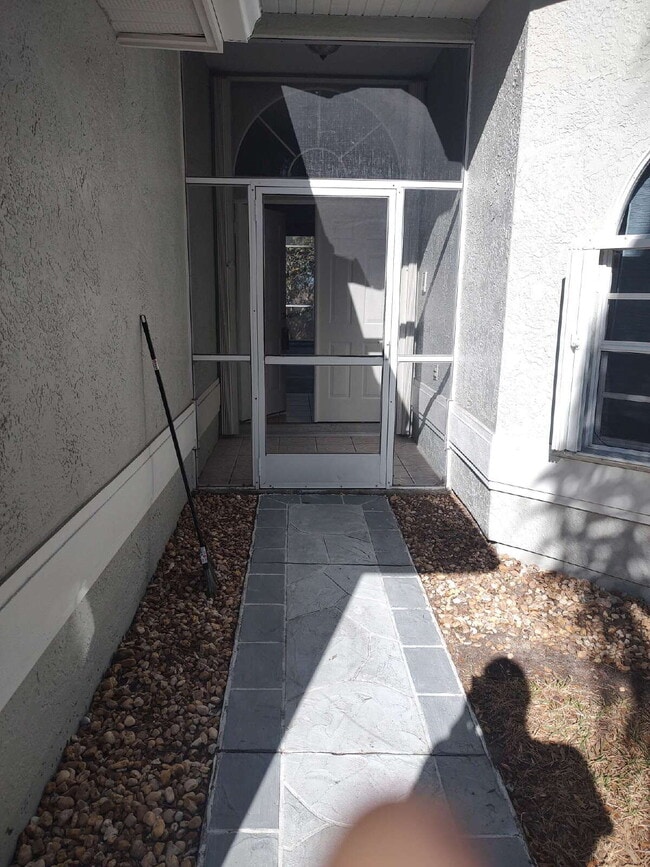 Building Photo - "Spacious 1732 Sq Ft 3-Bed, 2 Baths, in Tarpon Springs!"