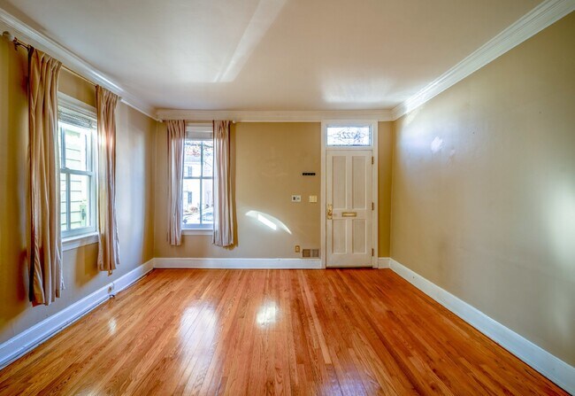 Building Photo - Historic Elegance in Old Town Alexandria