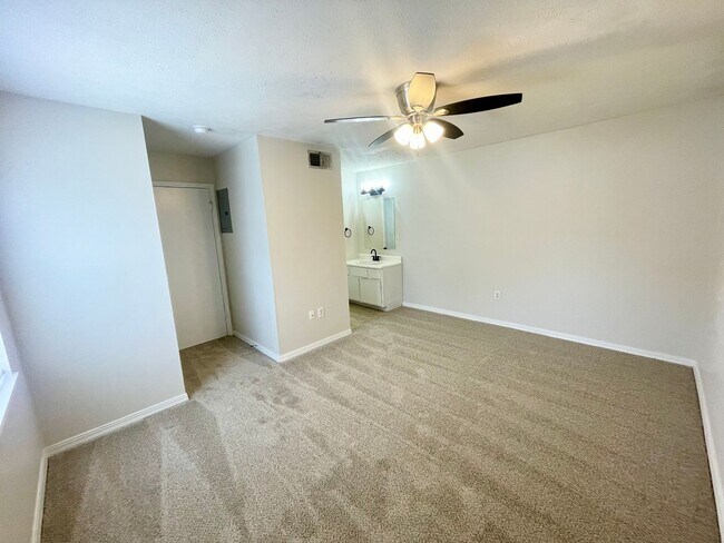 Building Photo - GS-585 Dexter Dr