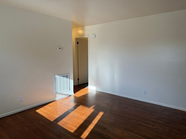 Building Photo - 1025 W Parkway Ave