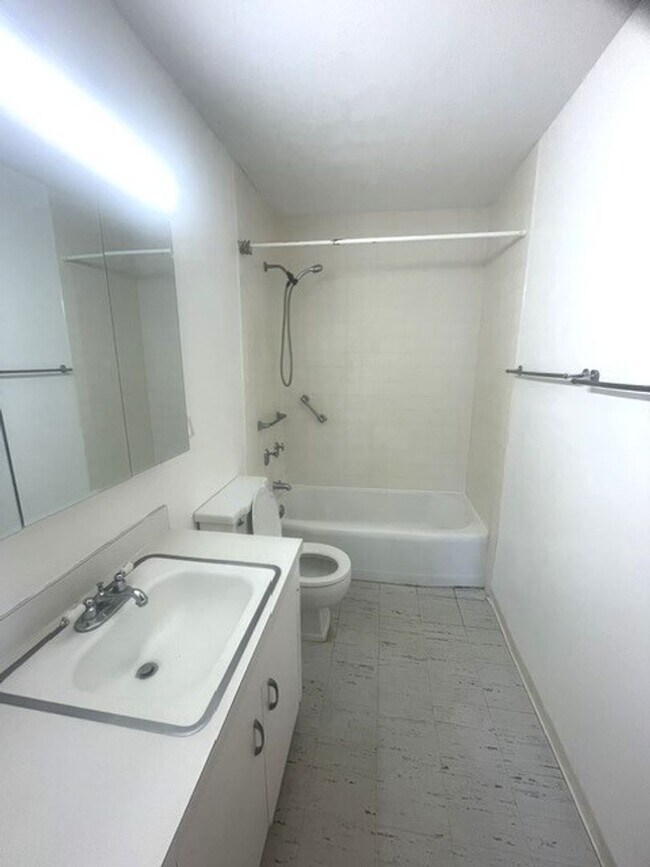 Building Photo - Queen Emma Gardens- King Tower Apt. # 1547