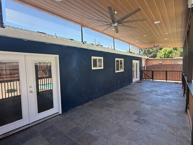 Building Photo - Spacious 3-bedroom home in Quiet El Sobran...