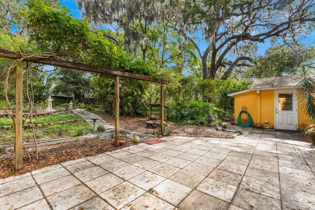 Building Photo - Updated 2/2/1 with huge yard next in the Delaney Park/Lake Weldona