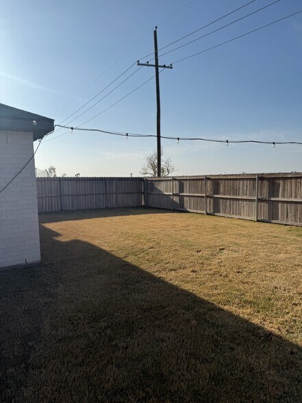 Large Backyard - 2409 Bastrop Ave