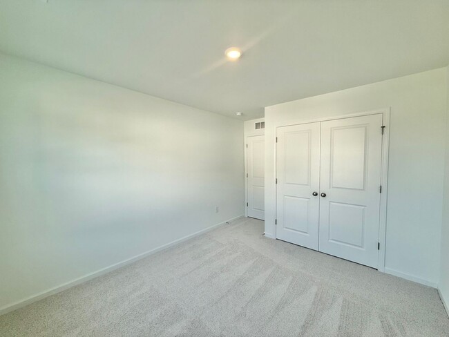 Building Photo - 132 Tree Moss Ct
