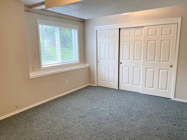 Building Photo - Beautiful custom home in Lakeshore Estates