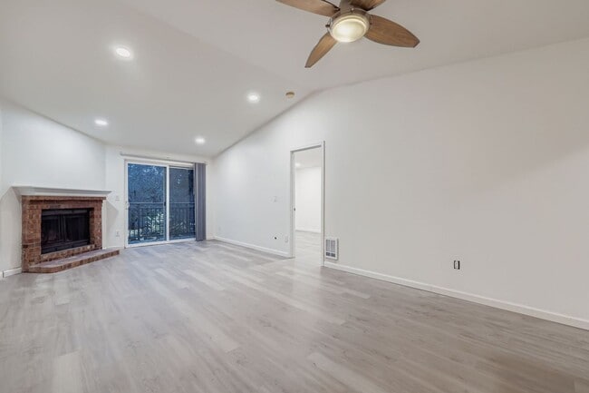 Building Photo - Beautiful 2Bed/1.75Bath in an Exclusive Community in the heart of Kirkland!