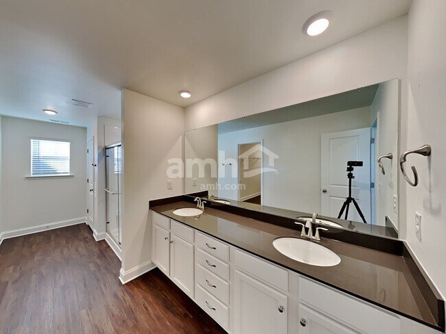 Building Photo - 555 Rivermist Dr