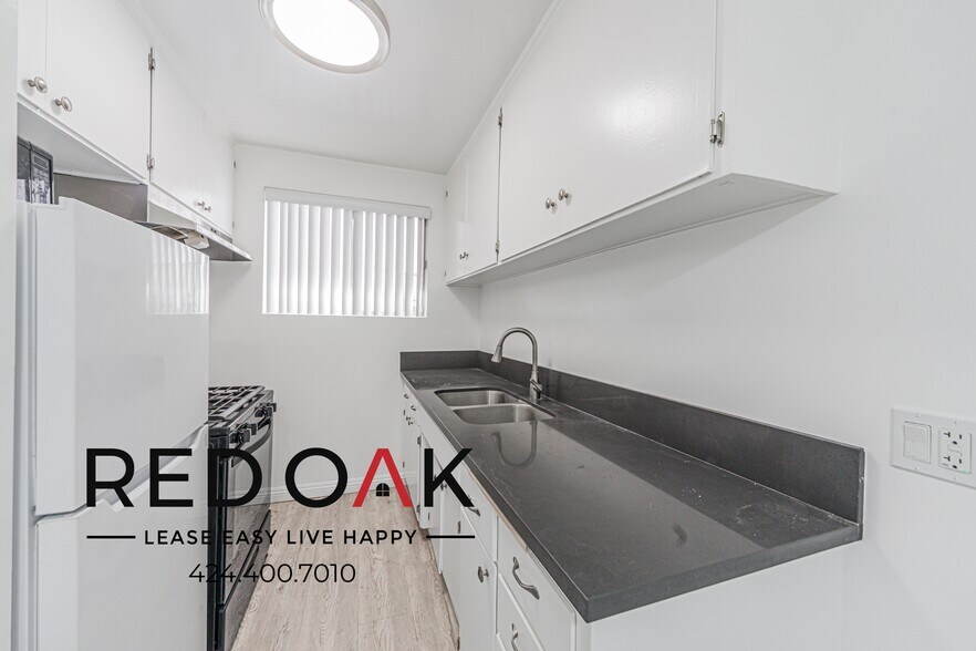 Building Photo - 12737 Moorpark St