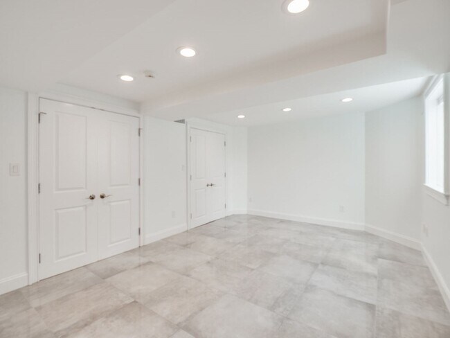 Building Photo - 390 Medford St