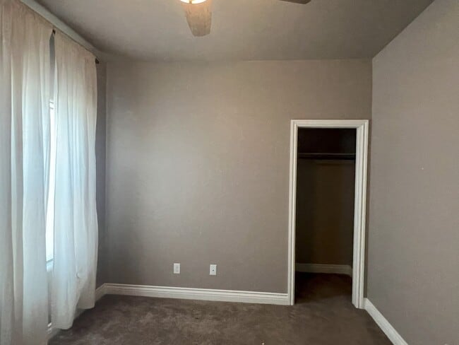 Building Photo - Newer home