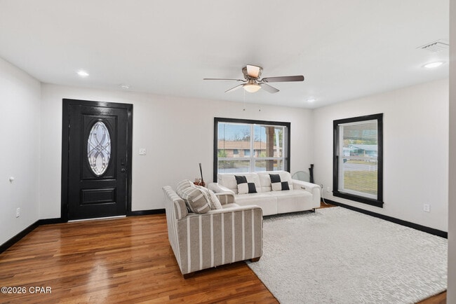 Building Photo - 1808 Chestnut Ave