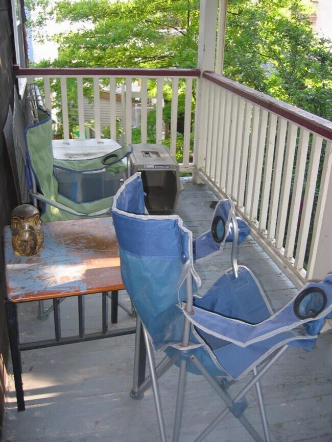 Building Photo - Pes Friendly, Large Unit, Laundry on a Site, Parking for Rent