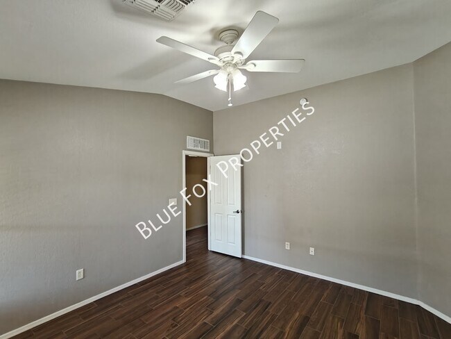 Building Photo - 2122 E Calle Arroyo Lindo