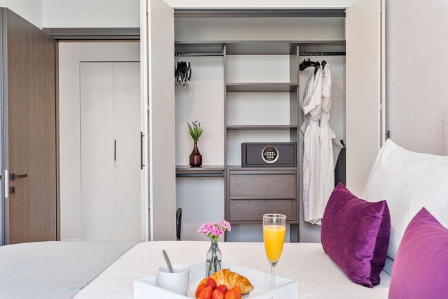 Building Photo - 398 NE 5th St