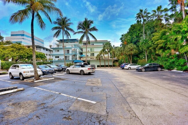 Building Photo - 2539 Bayshore Dr