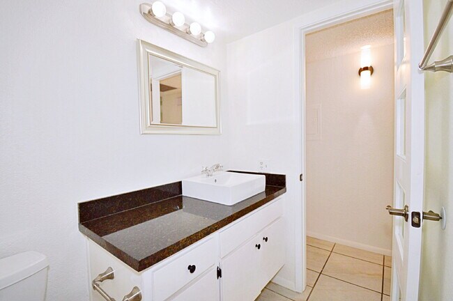 Building Photo - "Spacious 960 Sq Ft Studio Oasis in Vibrant Palm Springs!"