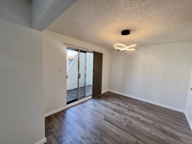 Building Photo - Updated 2 bedroom condo in a gated community in Concord!