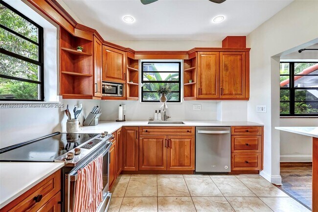 Building Photo - 991 NE 82nd St