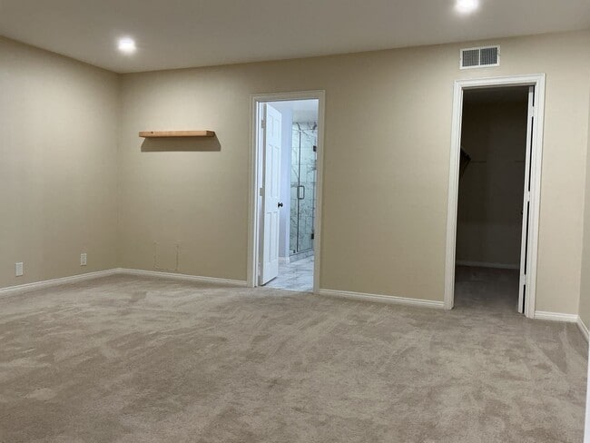 Building Photo - Los Caballeros #001