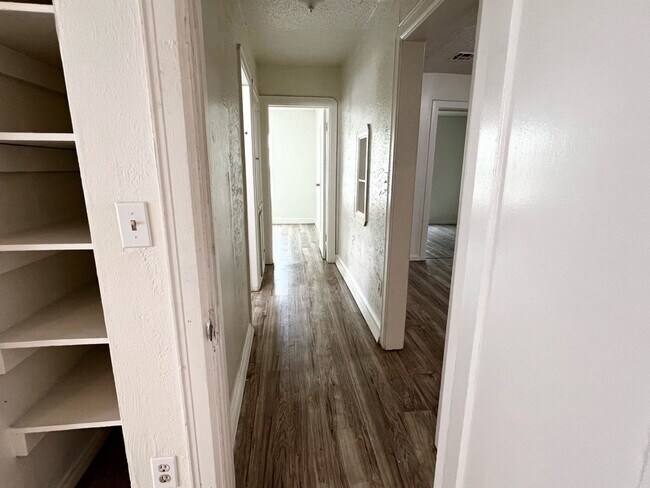 Building Photo - Huge 2 bed 1 bath