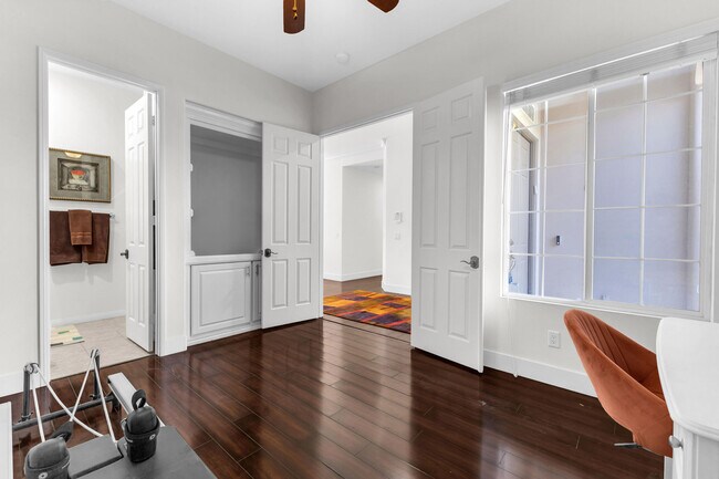 Building Photo - 35 Calle La Reina