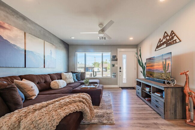 Building Photo - 4917 E Granada Rd