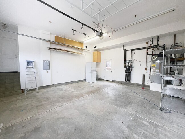 Building Photo - Spacious 3-Bedroom, 2-Bath Home in the Hea...