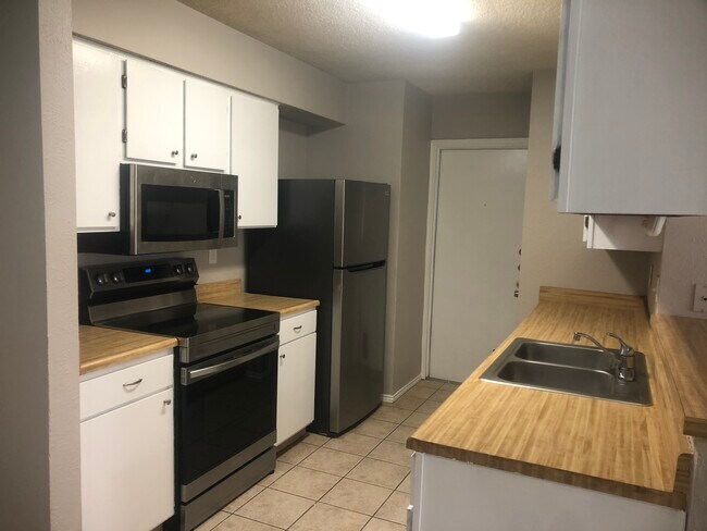 Stainless appliances - 7257 Lansbury Dr