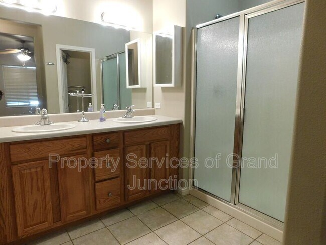 Building Photo - 733 Lakeview Ct
