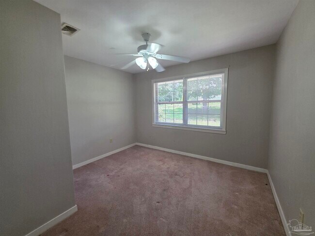 Building Photo - 402 Park Ln E