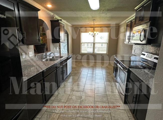 Building Photo - Two-Story home located in the vibrant city...