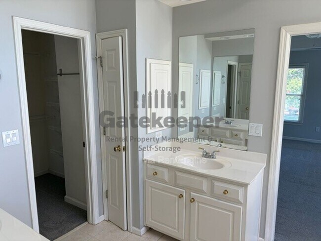 Building Photo - 245 Lockmeade Way