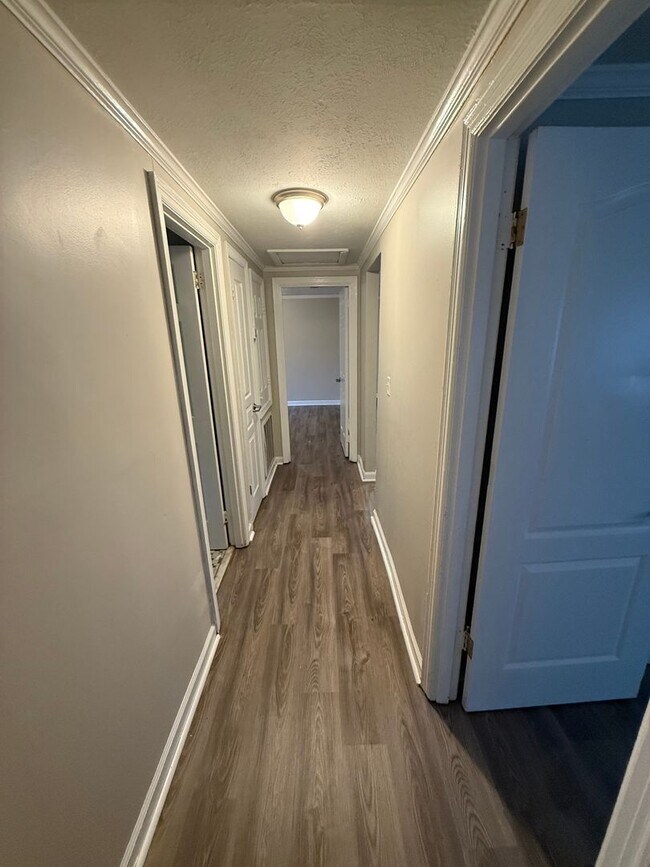 Building Photo - Spacious 3 Bedroom 1  Bath home with Appliance and Washer/Hookup.