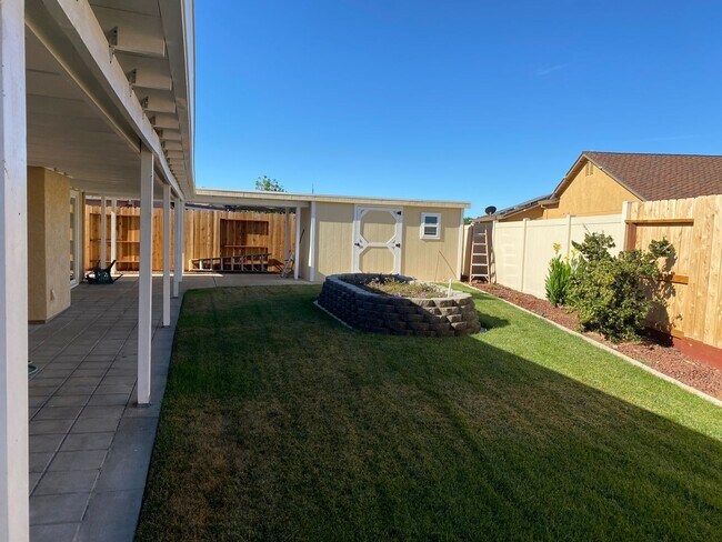 Building Photo - Beautiful Santa Nella Rental