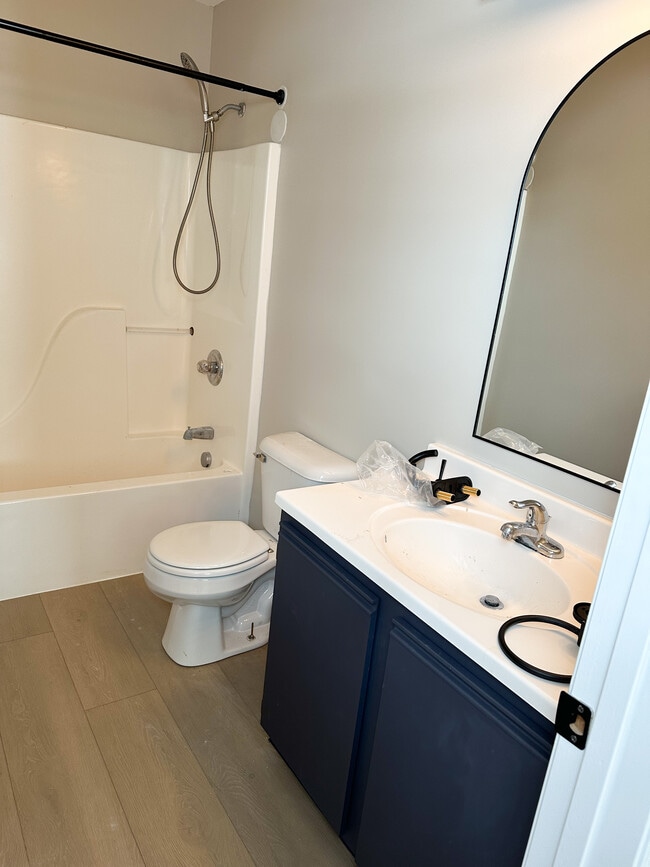 Building Photo - 10 Delta St