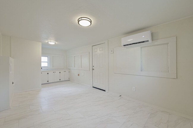 Building Photo - 607 N Evans Ave