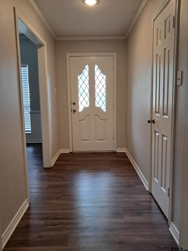 Building Photo - 704 Becky Dr